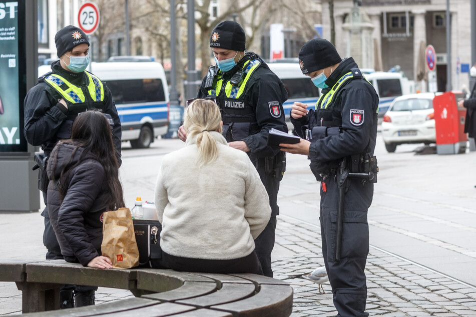 Polizisten kontrollieren verschärfte Maskenpflicht an Hotspots!