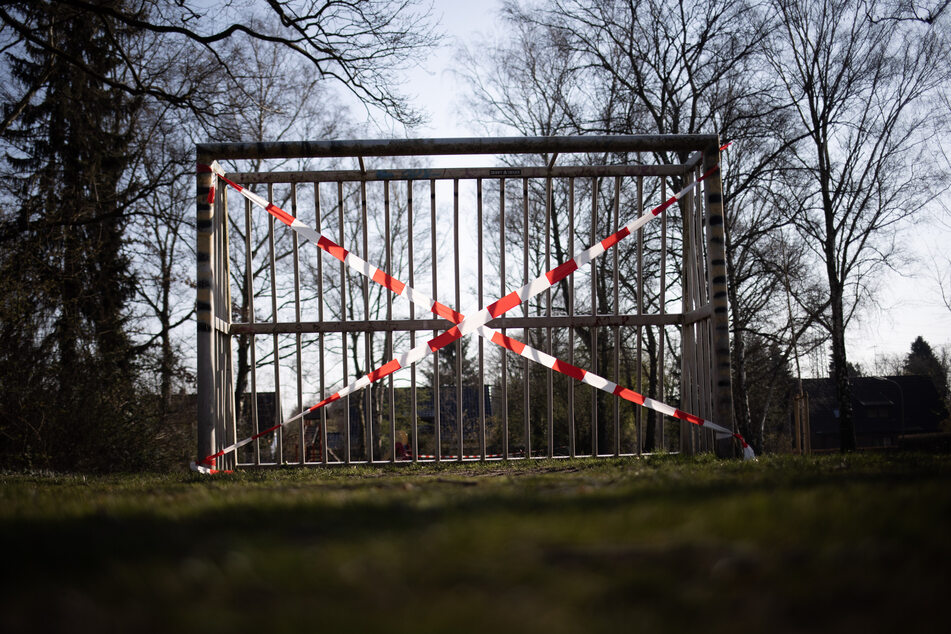 In Mönchengladbach ist ein Jugendlicher zwischen den Metallstangen eines Fußballtors stecken geblieben. (Symbolbild)