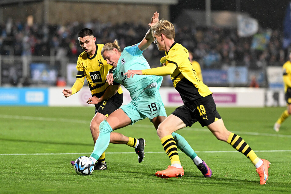 Fynn Lakenmacher (M.) und seine Mitspieler vom TSV 1860 München haben gegen Borussia Dortmund II in der 3. Liga eine Niederlage kassiert.