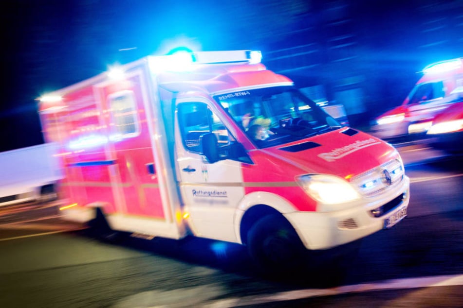 Beide Männer (20, 30) kamen nach dem schweren Unfall in ein Krankenhaus, wo der 20-Jährige jedoch seinen Verletzungen erlag. (Symbolbild)