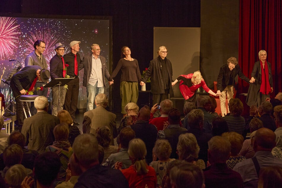 Auf der Bühne (v.l.): Pianist Holger Miersch, Philipp Schaller, die Musiker Tilman Droste und Christoph Hermann, Geschäftsführer Jens Fritzsche, Irina Schaller, Wolfgang Schaller, Birgit Schaller, Wolfgang Schaller und Ellen Schaller.