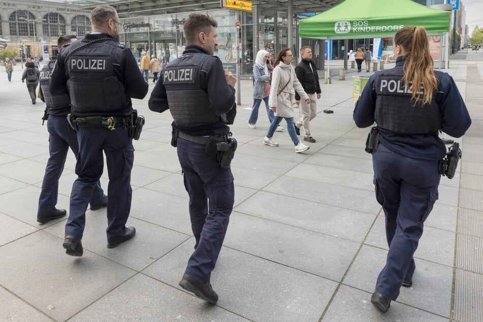 Gemeinsam mit dem 31-jährigen Mann, der einen Tag zuvor bereits von dem 32-jährigen Palästiner angegriffen wurde, suchten die Beamten der Bundespolizei am Sonntag nach dem Pistolen-Mann. (Archivfoto)