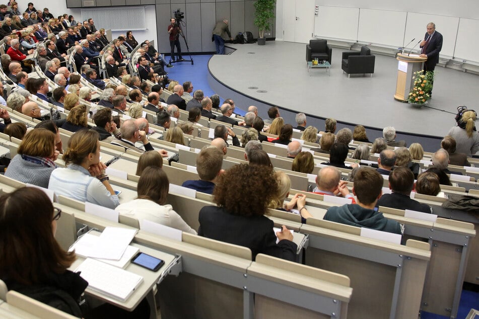 3000 Studierende der Düsseldorfer Uni machen bei einer Impflotterie mit.