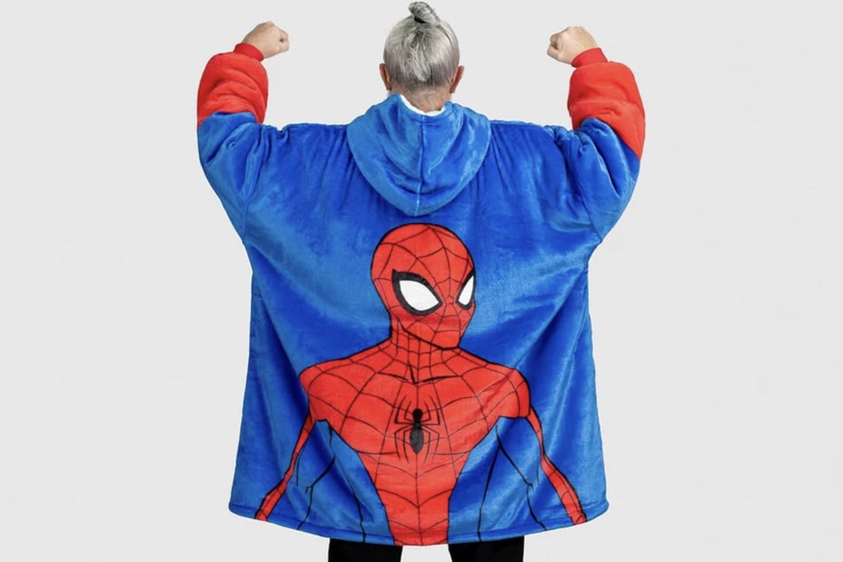 Kuschelige Filmabende sind mit diesem Spiderman-Oodie garantiert.