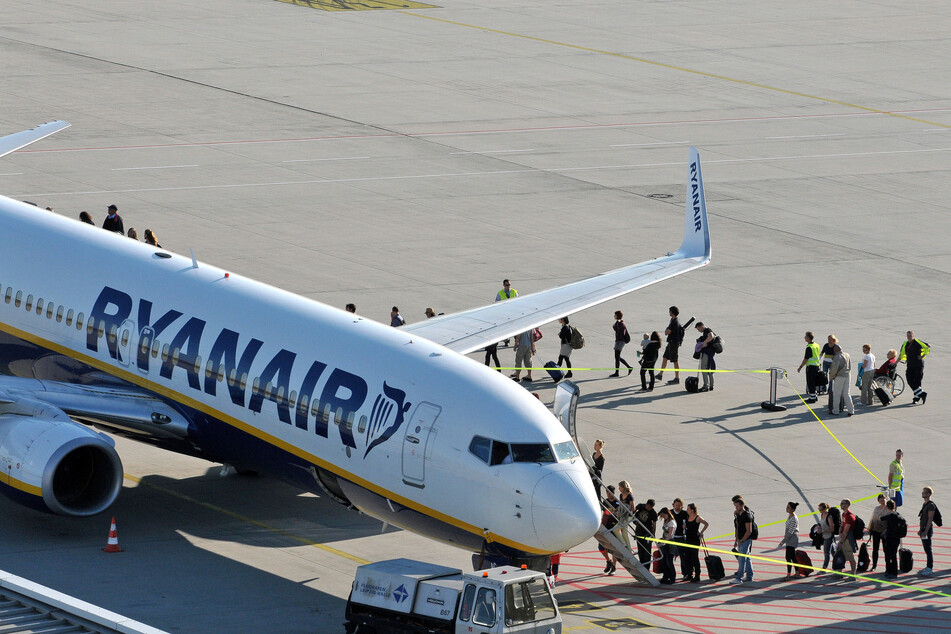 Nach einer knapp zweijährigen Pause sollen in Leipzig/Halle wieder Ryanair-Maschinen gen London und Dublin abheben. (Archivbild)