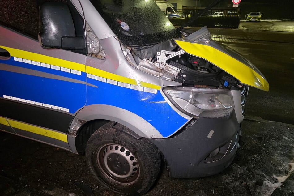 Der Polizeibus erlitt einen Totalschaden.