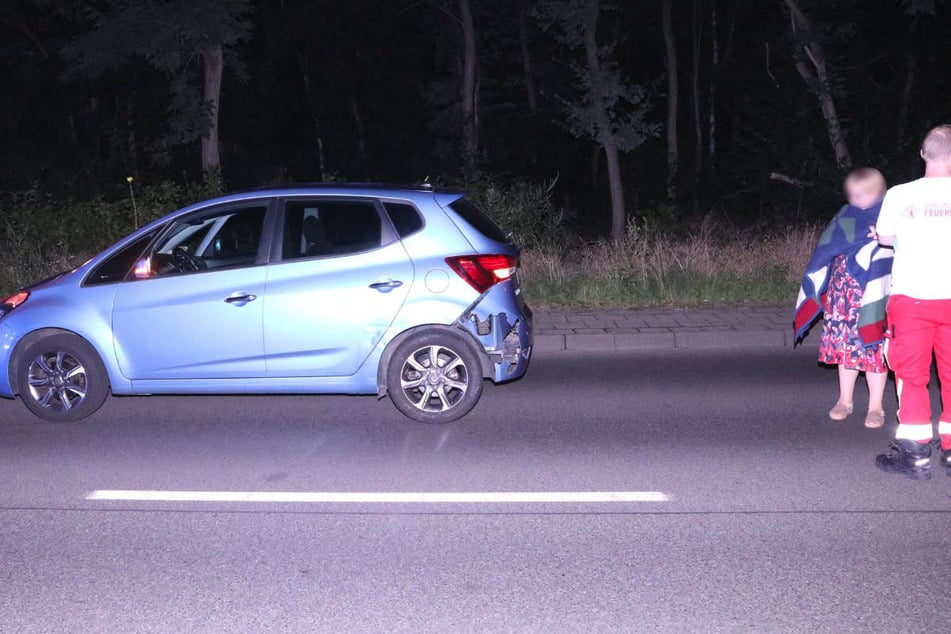 Die Hyundai-Fahrerin wird von einem Rettungssanitäter betreut.