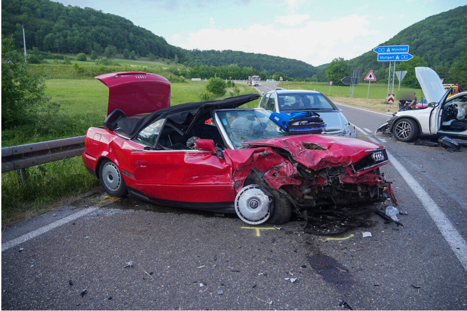 Unfall A8: Mercedes und Audi krachen auf A8 zusammen: Fünf teils lebensgefährlich Verletzte