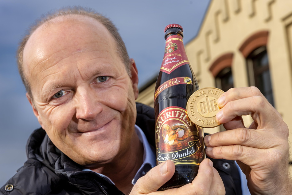 Brauerei-Geschäftsführer Jörg Dierig (52) kann sich über die goldene DLG-Medaille für sein dunkles Bock-Bier freuen.