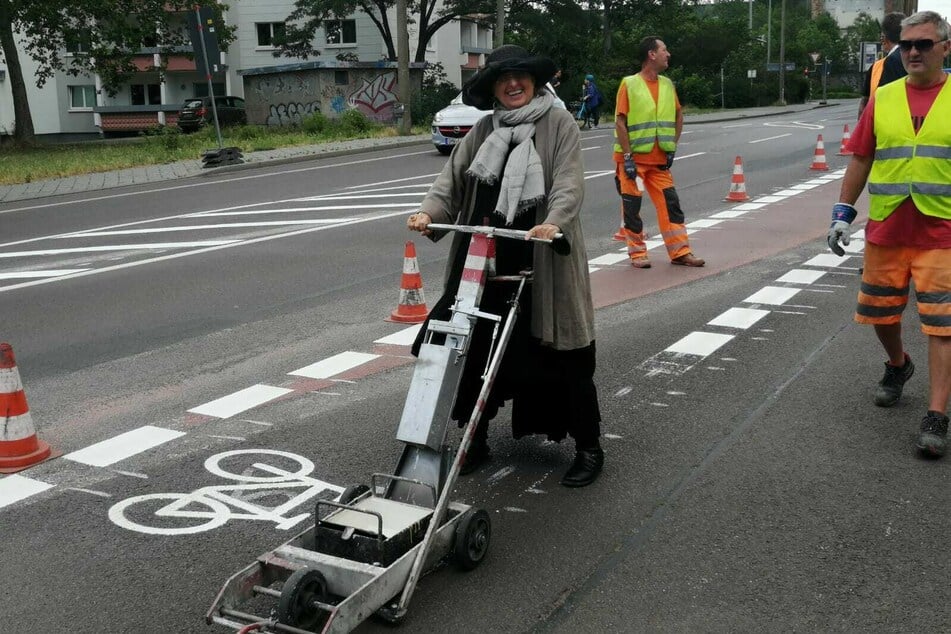 Baubürgermeisterin Dorothee Dubrau legte selbst Hand bei der Markierung des Fahrradweges im Täubchenweg an.