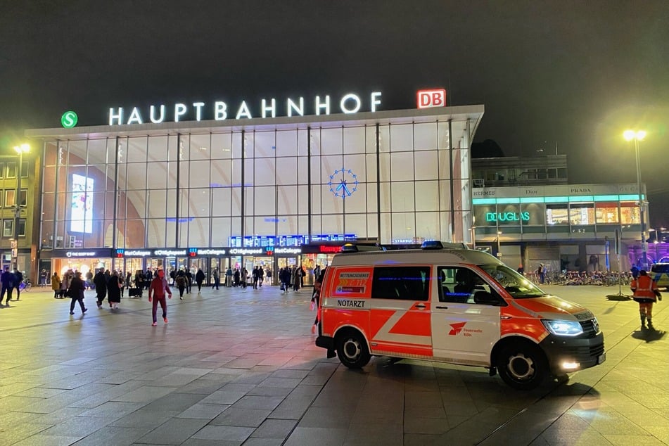 Notarzt und Polizei eilten am Mittwochabend zum Kölner Hauptbahnhof. Ein Mann war zuvor ins Gleisbett gestürzt und von einem ICE überrollt worden.