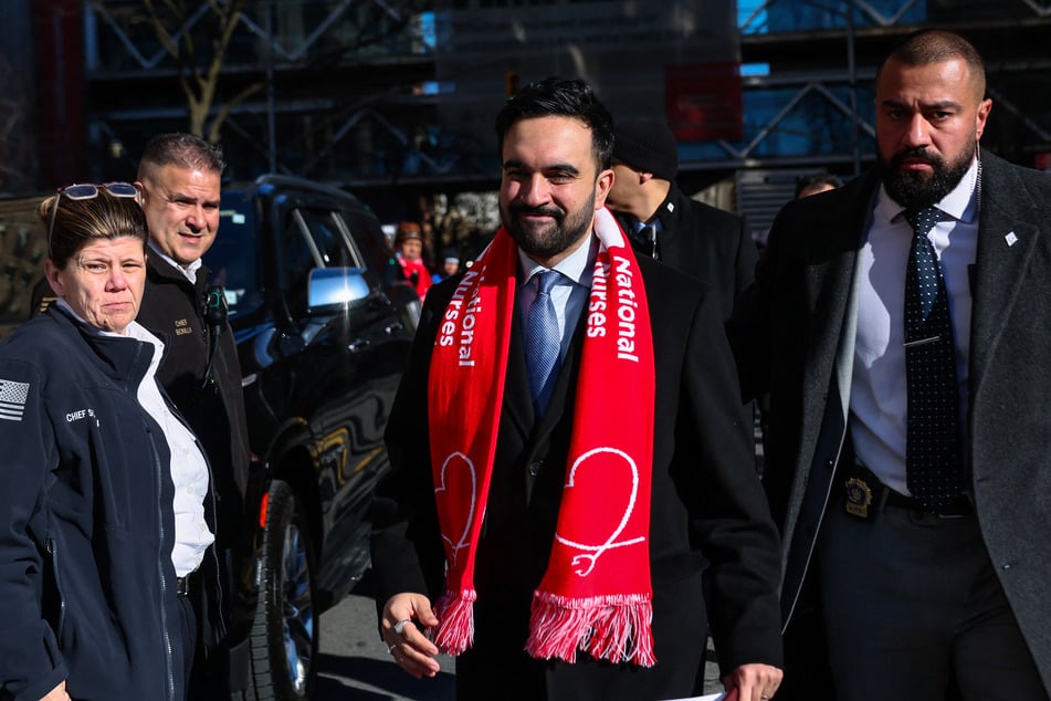 New York Mayor Zohran Mamdani (c.) rallied in support of the striking nurses on Monday.