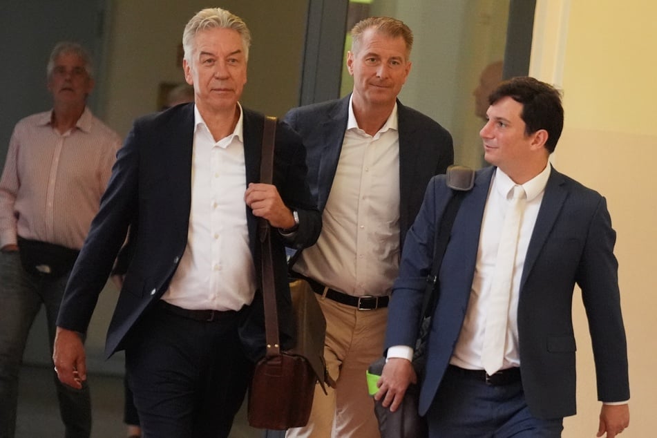 Nebenkläger Stephan Hensel (51, M.) mit seinem Anwalt Philip von der Meden (r.), Vertreter der Nebenklage, und Gerd Uecker (l.), Familienanwalt des Vaters, kurz vor Prozessbeginn im Strafjustizgebäude.