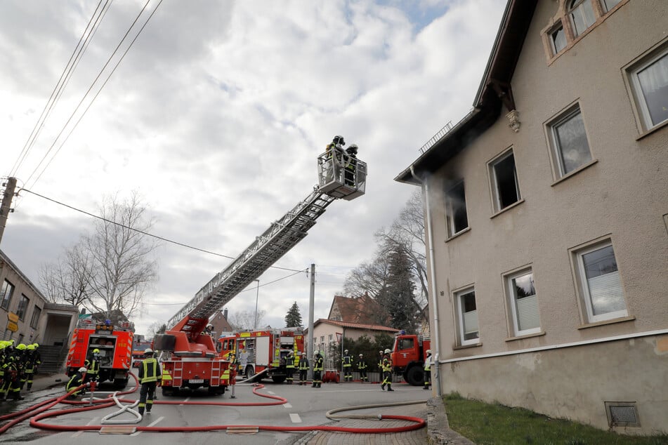 Am Sonntag brannte es in einem Mehrfamilienhaus in Erdmannsdorf. Die Feuerwehr war mit mehreren Fahrzeugen im Einsatz.