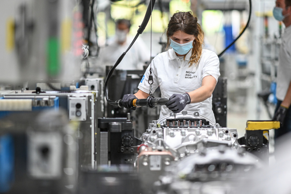 Eine Monteurin arbeitet im Werk zwei des Automobilzulieferers ZF Friedrichshafen an ein Getriebe für Lastwagen, das ZF Traxon heißt.