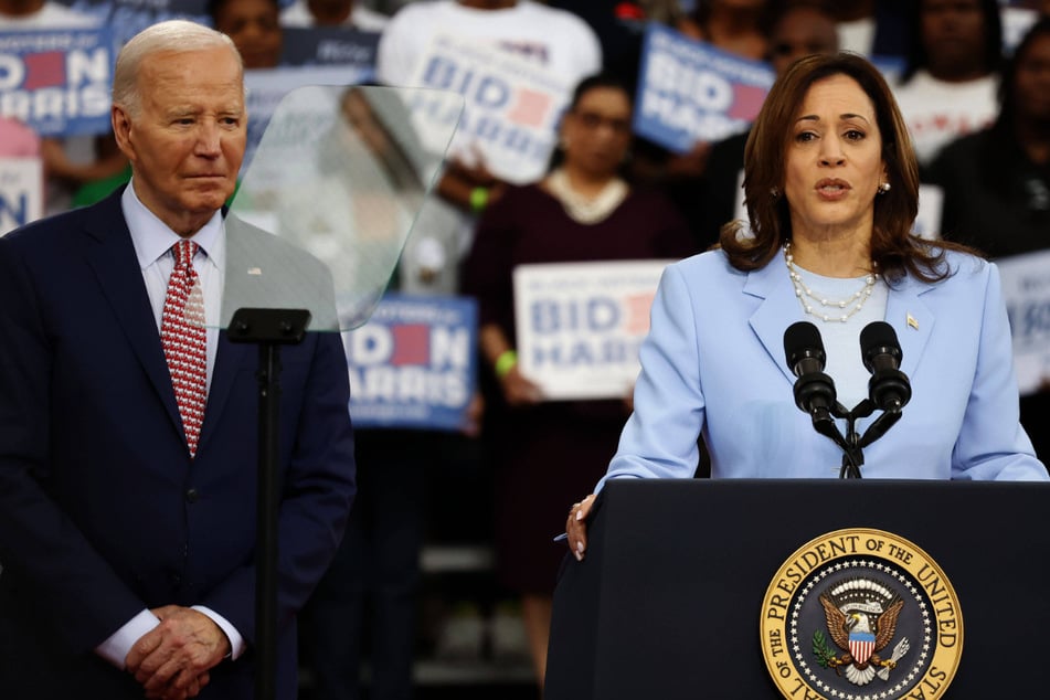 Despite her role as vice president, Kamala Harris (r.) wouldn't necessarily replace Biden if her exits the race.