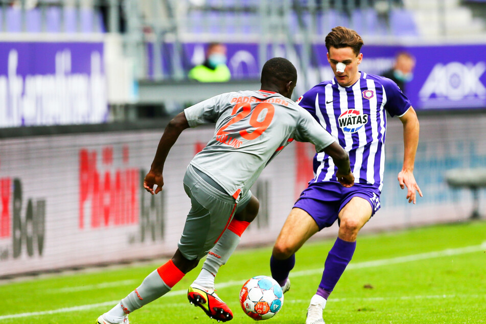 Beim Spiel des FC Erzgebirge Aue verletzte sich Mittelfeldspieler Omar Sijaric (19). Wegen der Nasenbeinfraktur steht er am Freitag beim Spiel gegen den SSV Jahn Regensburg nicht auf dem Platz.