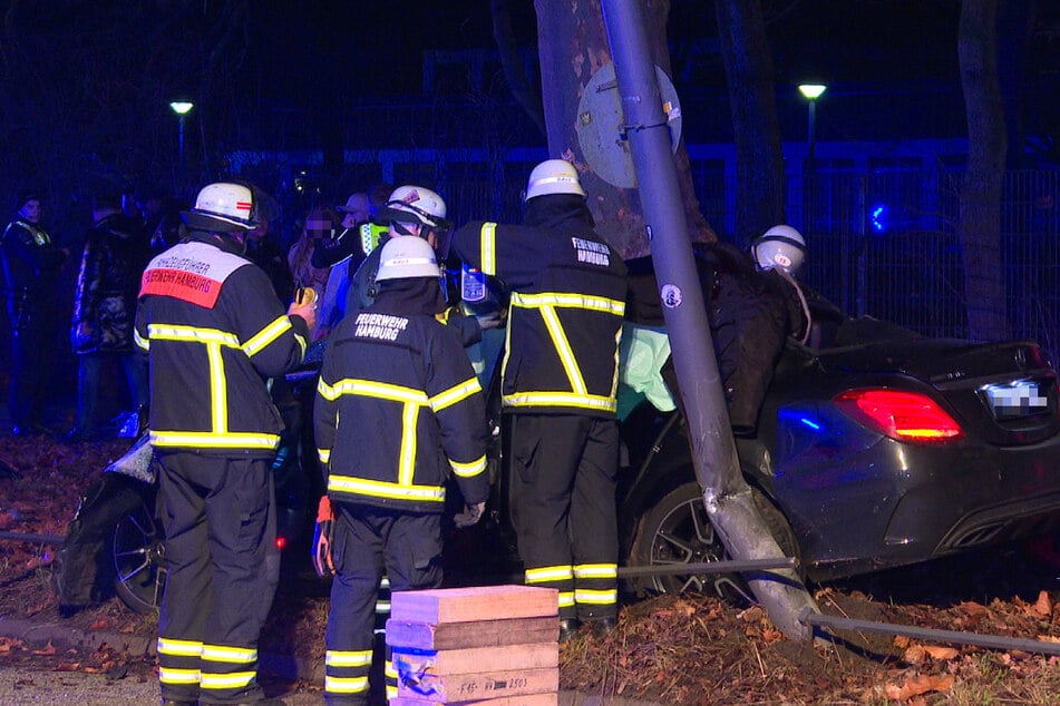 Die Feuerwehr musste einen der Insassen aus dem Autowrack befreien.