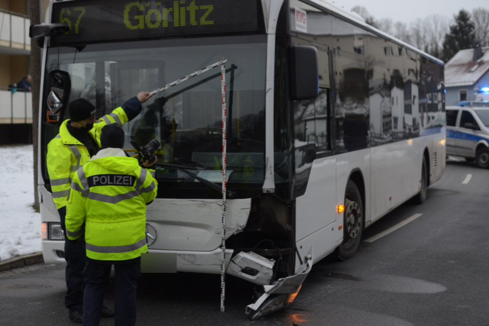 Der Linienbus wurde nach dem tragischen Unfall vermessen.