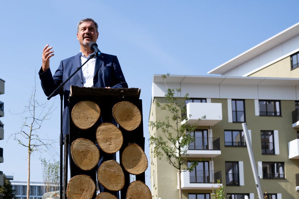 Stolz präsentiert Bayerns Ministerpräsident Markus Söder (57, CSU) die ersten von 611 neuen Wohnungen in der "Beamtencity". Und erntet ordentlich Kritik.