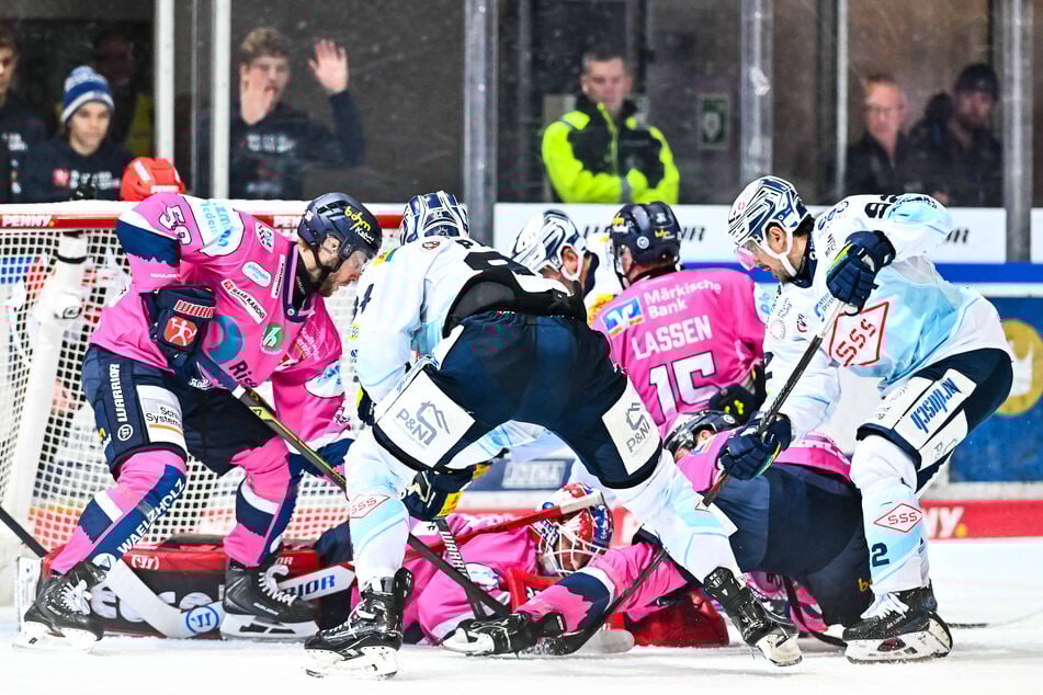 Iserlohns Goalie Andreas Jenike lag auf dem Eis, die Eislöwen Trevor Parkes (2.v.l.) und Tomas Andres (r.) versuchten die Scheibe vergeblich ins Tor zu stochern.