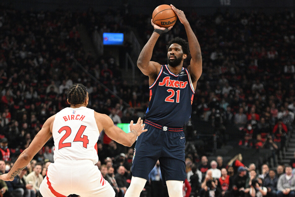 Joel Embiid (r.) shooting during the Sixers' win over the Raptors.