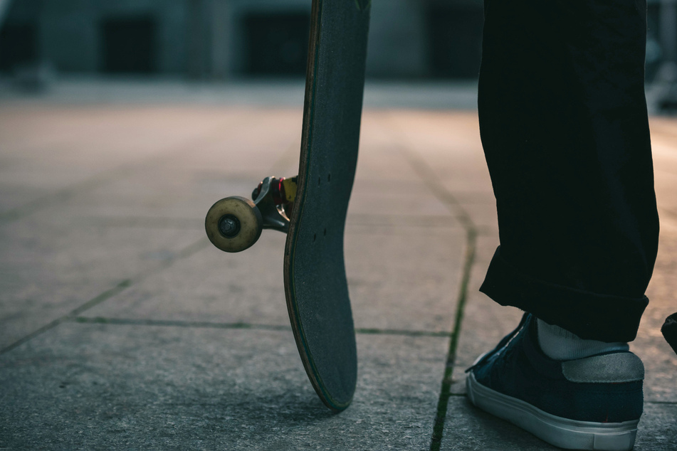 Als ein Streit in Halle ausartete, wurde ein 30-Jähriger mit einem Skateboard geschlagen. (Symbolbild)