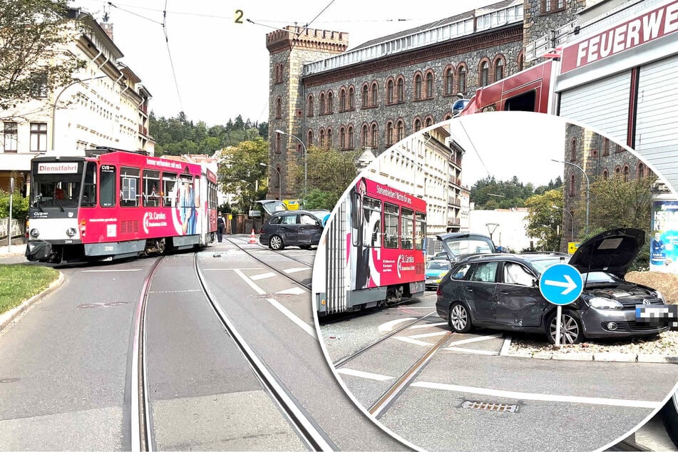 Straßenbahn nach Crash mit Auto entgleist - eine Verletzte!