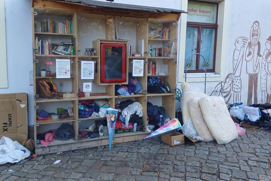 Der Tauschschrank an der Großenhainer Straße in Pieschen wurde kurzerhand zur Mülldeponie.