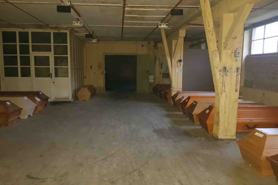 Die Särge stehen ungekühlt in einer maroden Halle in Zittau, sie sollen eingeäschert werden.
