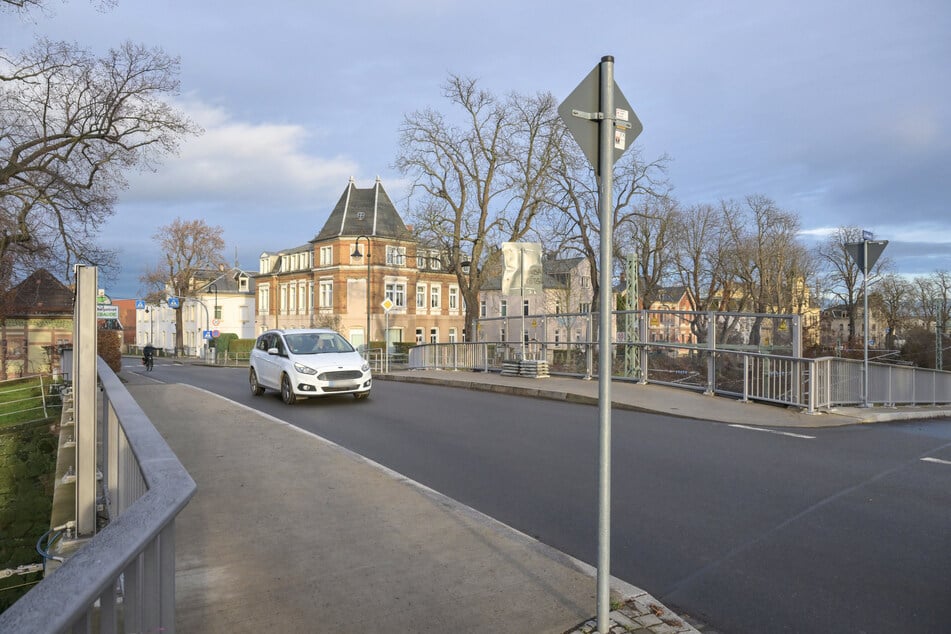 Der 18-Jährige knallte mit einem Seat gegen das Brückengeländer auf der Talstraße, Höhe Gnomenstieg. (Archivfoto)
