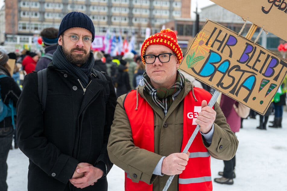 Lehrer Stefan Weise (36, l.) und Schulassistent Sebastian Behr (46) fordern kleinere Schulklassen, um Lehrkräfte zu entlasten.