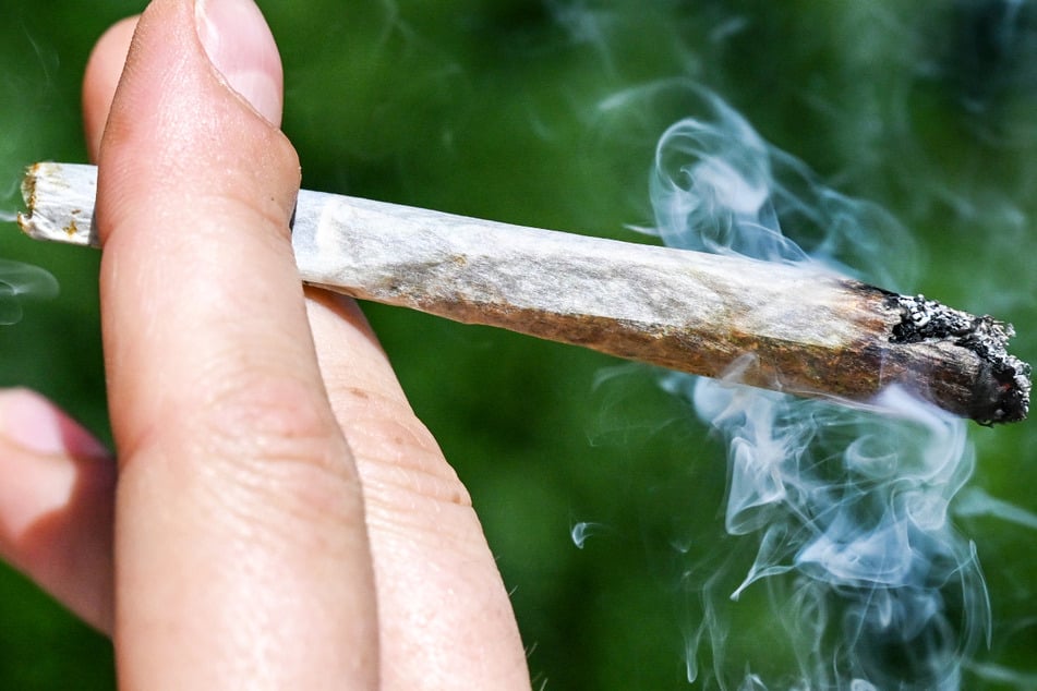 Cannabis wird häufig als Joint konsumiert: Qualitätstests für die Droge sollen ab November in Frankfurter Clubs und bei Festivals in der Stadt angeboten werden. (Archivfoto)