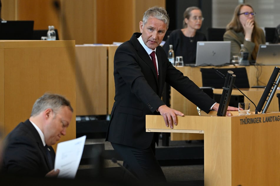 Die Thüringer AfD-Fraktion um ihren Chef Björn Höcke (52) wird seit Jahren als gesichert rechtsextrem eingestuft. Nun erwischt es die Partei auch auf Bundesebene.