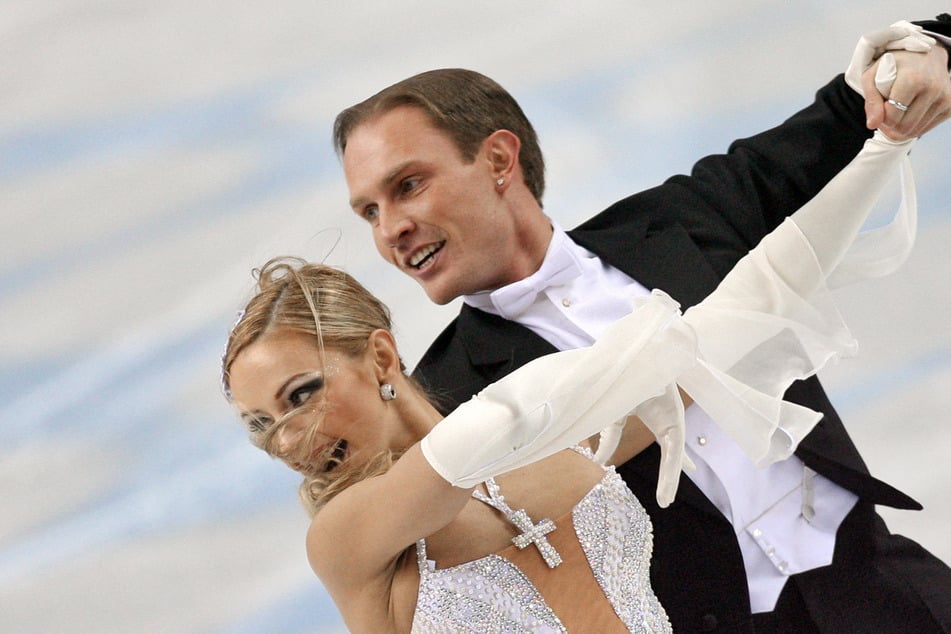 Roman Kostomarow (46, r.) und Tatjana Nawka (48) bei den Olympischen Winterspielen 2006 in Italien. (Archivbild)