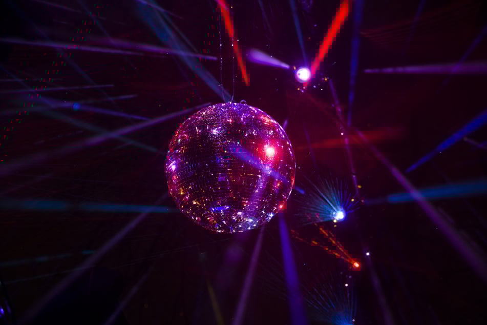 Bei der Schlagernacht wird im Club bis spät in die Nacht getanzt und mitgesungen. (Symbolfoto)