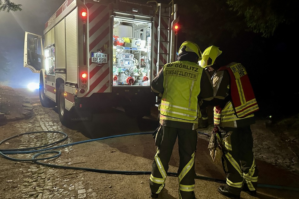 Am frühen Morgen löschte die Feuerwehr ein Lagerfeuer im Stadtpark.