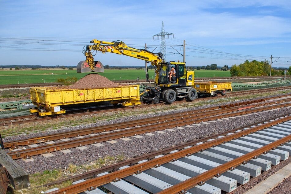 Ab Freitag wird die Bahnstrecke zwischen Berlin und Hannover für 14 Monate gesperrt. Fernzüge werden weiträumig umgeleitet.