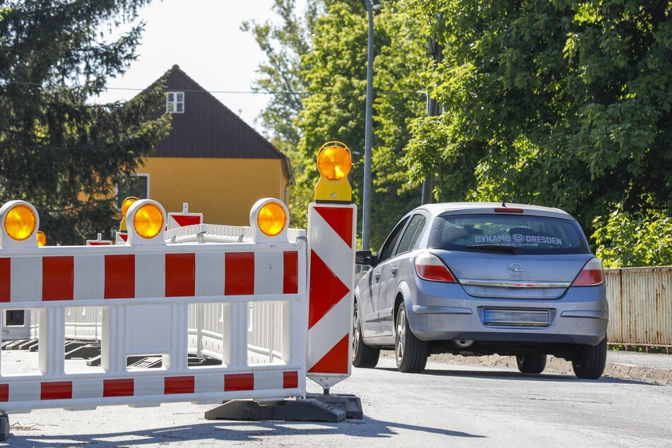 Ab Montag dürfen Fahrzeuge die Brücke am Bahnhof von Mittelherwigsdorf nicht mehr passieren.