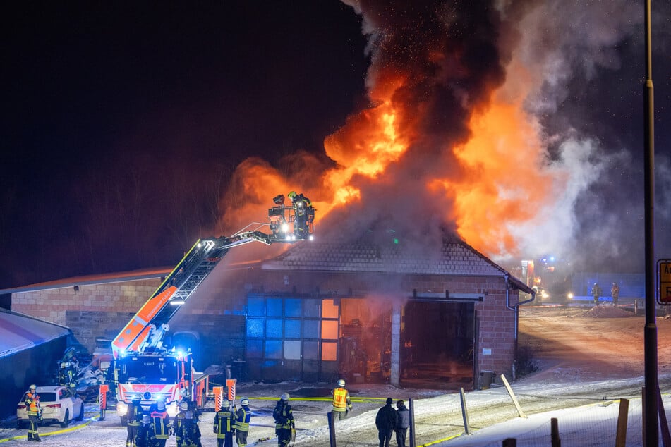 Im osthessischen Flieden kam es am Dienstag zu einem verheerenden Brand. Ein 27 Jahre alter Helfer starb - allerdings nicht aufgrund des Feuers.