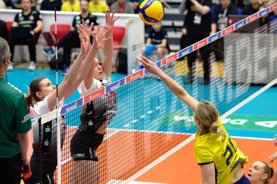 Der Doppel-Block von Marta Levinska (24) und Mette Pfeffer (20, v.l.) stand nur im ersten Satz sicher.