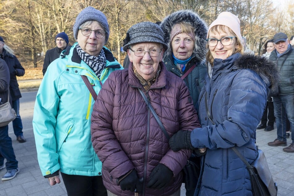 Verwandte und Freunde begleiteten gestern Teresia Malisch (81/2.v.l.) nach Pirna.