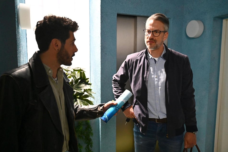 Matteo (l.) warnt Henning.