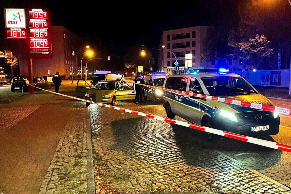 Ein Autofahrer aus Berlin brachte den Schwerverletzten zu einer Tankstelle in Oranienburg und bat um Hilfe.