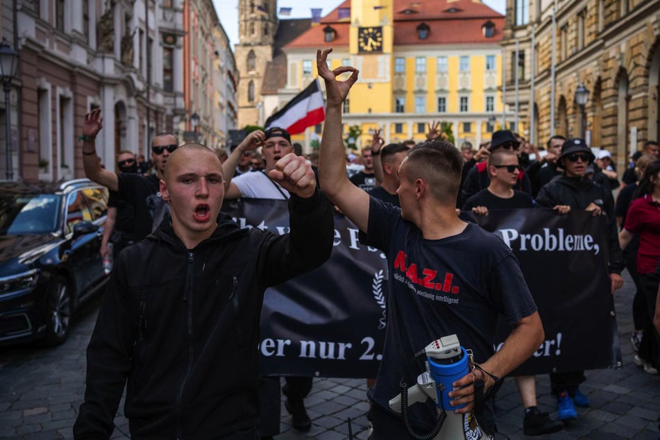 Die Neonazi-Gruppe "Urbs Turrium" rief zu Protesten gegen den CSD in Bautzen auf, zahlreiche Minderjährige kamen.