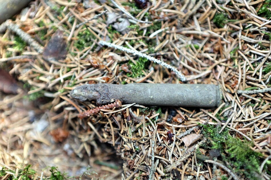 Diese scharfe Phosphorpatrone (wohl Karabiner- oder MP-Munition) lag neben dem offenen Grab.