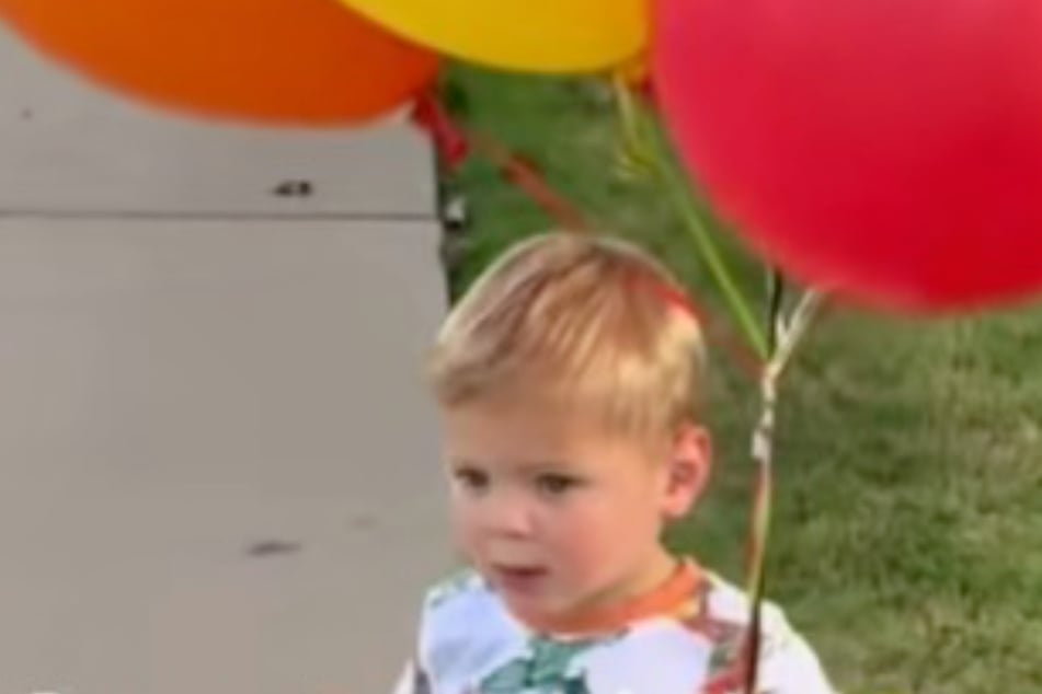 Reed macht große Augen, als die Kinder für ihn singen.