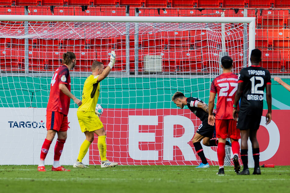 Charles Aranguiz (31, 3.v.r.) trifft zum 5:0 für Bayer Leverkusen im DFB-Pokalspiel gegen Eintracht Norderstedt.