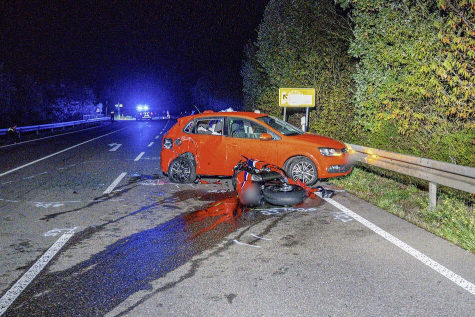 Ein Motorradfahrer wurde bei dem Unfall lebensgefährlich verletzt.
