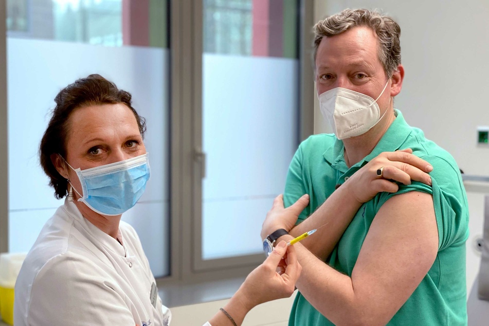 Arzt und Wissenschaftsjournalist Eckart von Hirschhausen (53, l) hat für eine TV-Doku an einer Impfstudie in Köln teilgenommen.